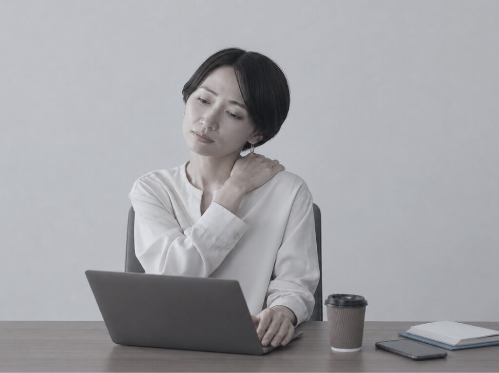 肩の不調に悩む女性
