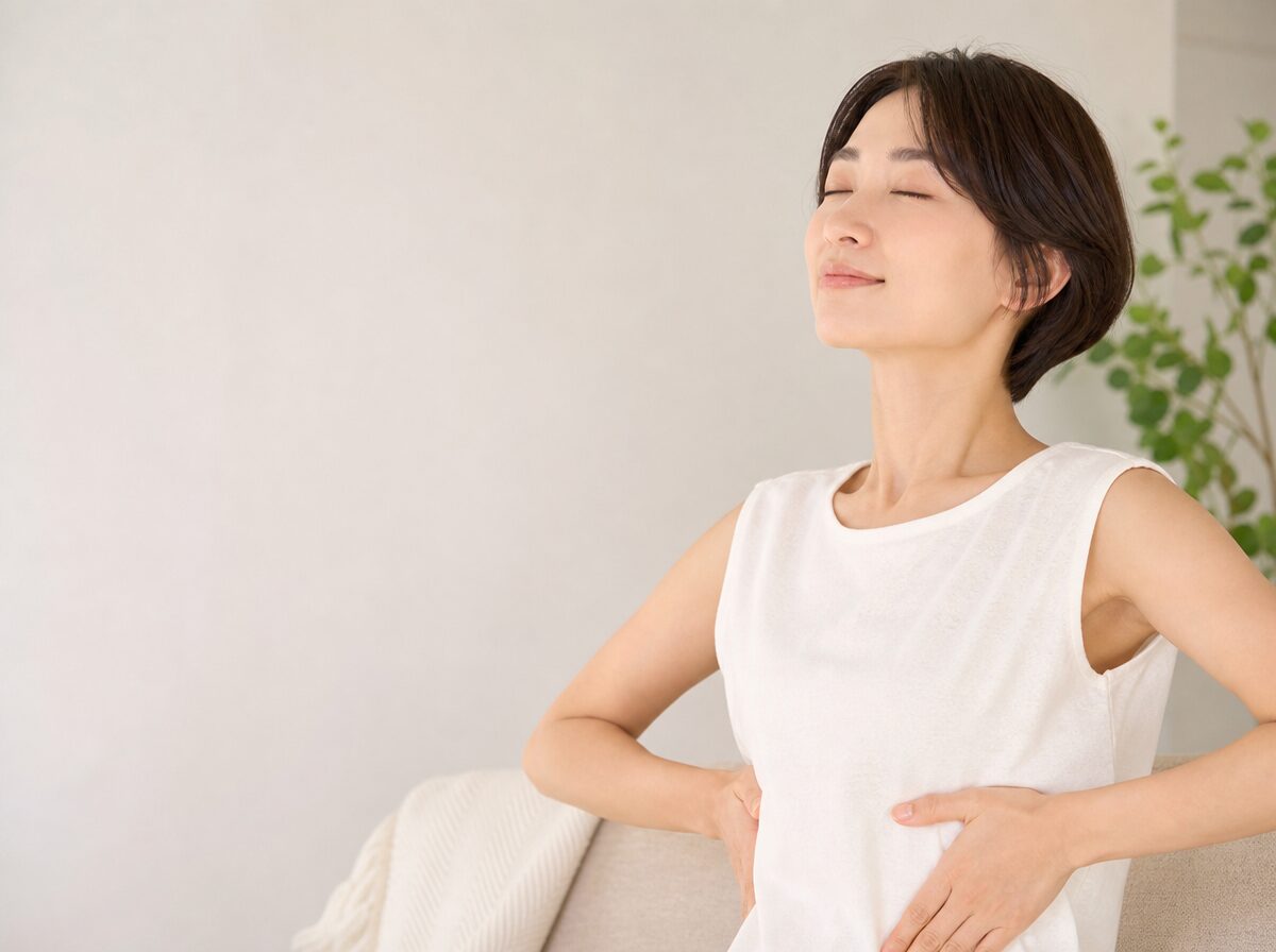 深く呼吸をする女性