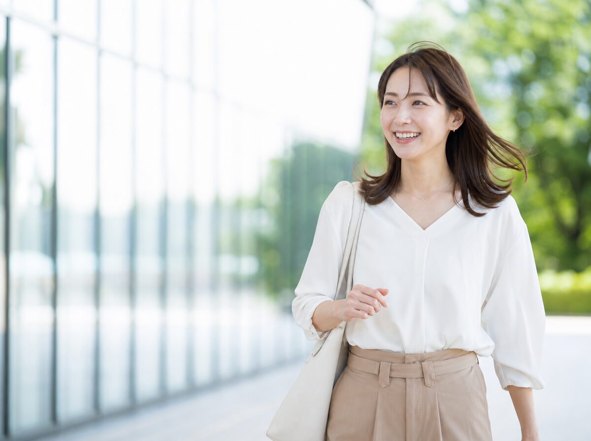 軽やかに歩く女性